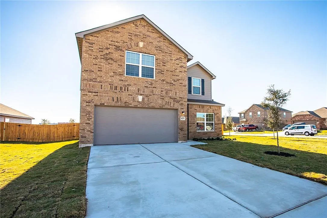 5 bed, 2.5 bath, 2542 sqft, $2,000 — Photo 2