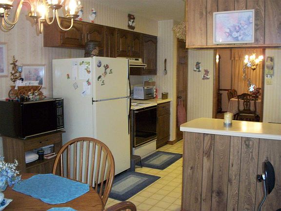 3rd image of 882 Foxglove Ln