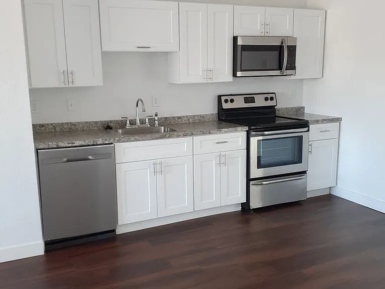 5408 S 44th Pl — Photo 2