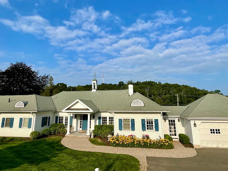 19 Deercliff Rd — Photo 1