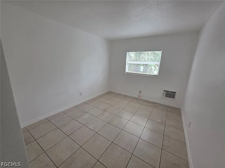 2452 Stella St #105 — Photo 3