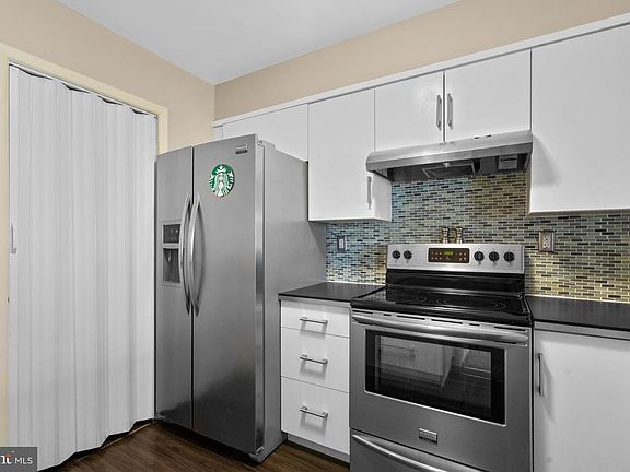4th image of 1043 Warwick Ct