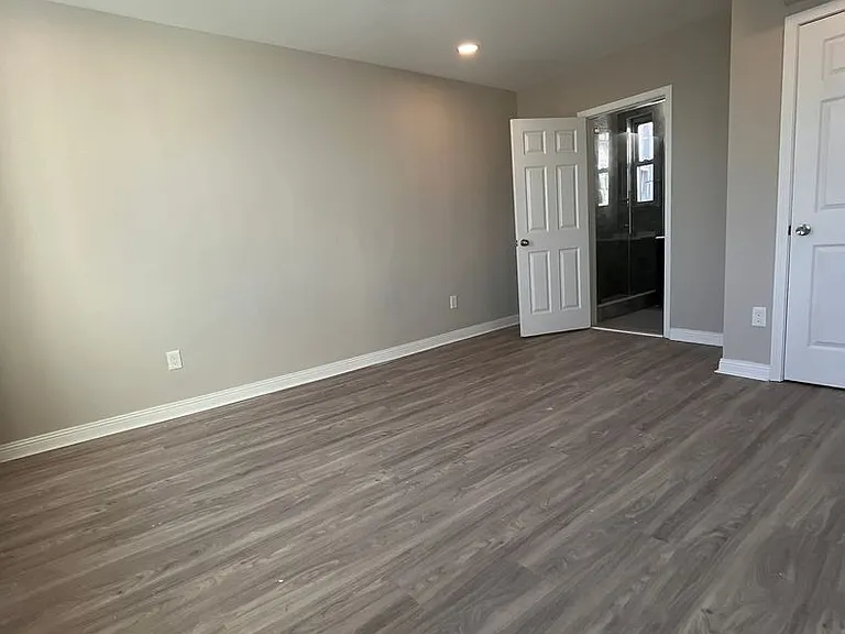 101 S Victoria Ave — Photo 10
