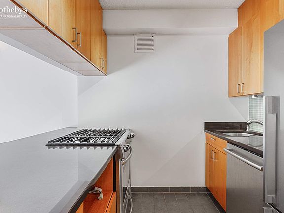 3rd image of 300 Rector Pl APT 9L