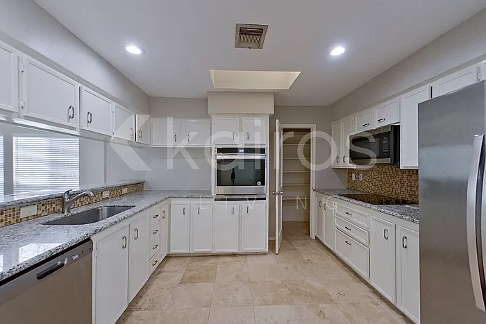 3 bed, 2.5 bath, 2294 sqft, $2,045 — Photo 2