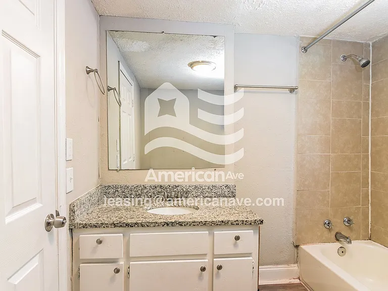 1556002_010_main_bathroom_14395558.jpg