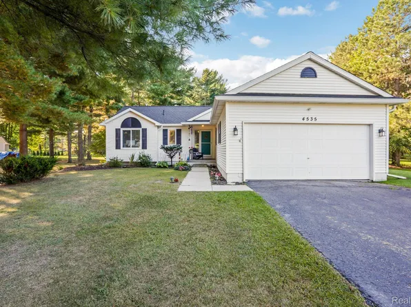 4535 Leeward Dr, Pleasant Lake, MI 49272