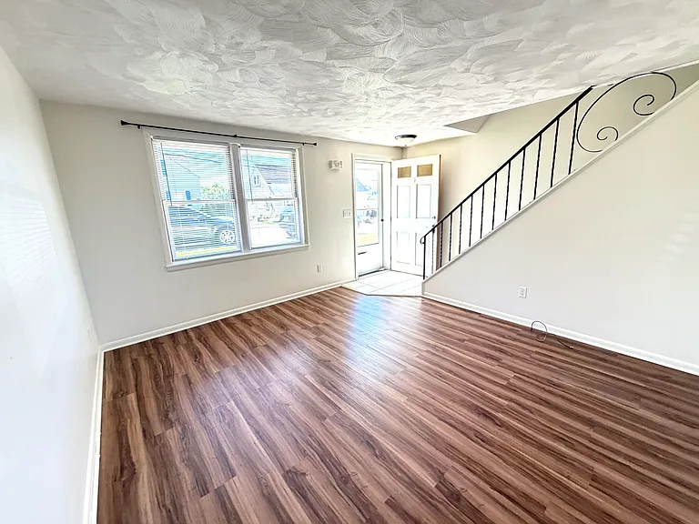 550 Elm St #A — Photo 5