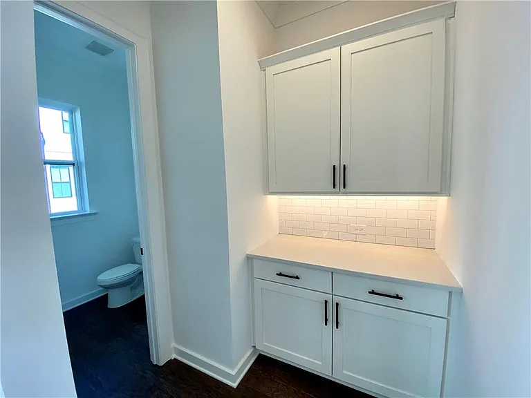 435 Ashbury Dr — Photo 8