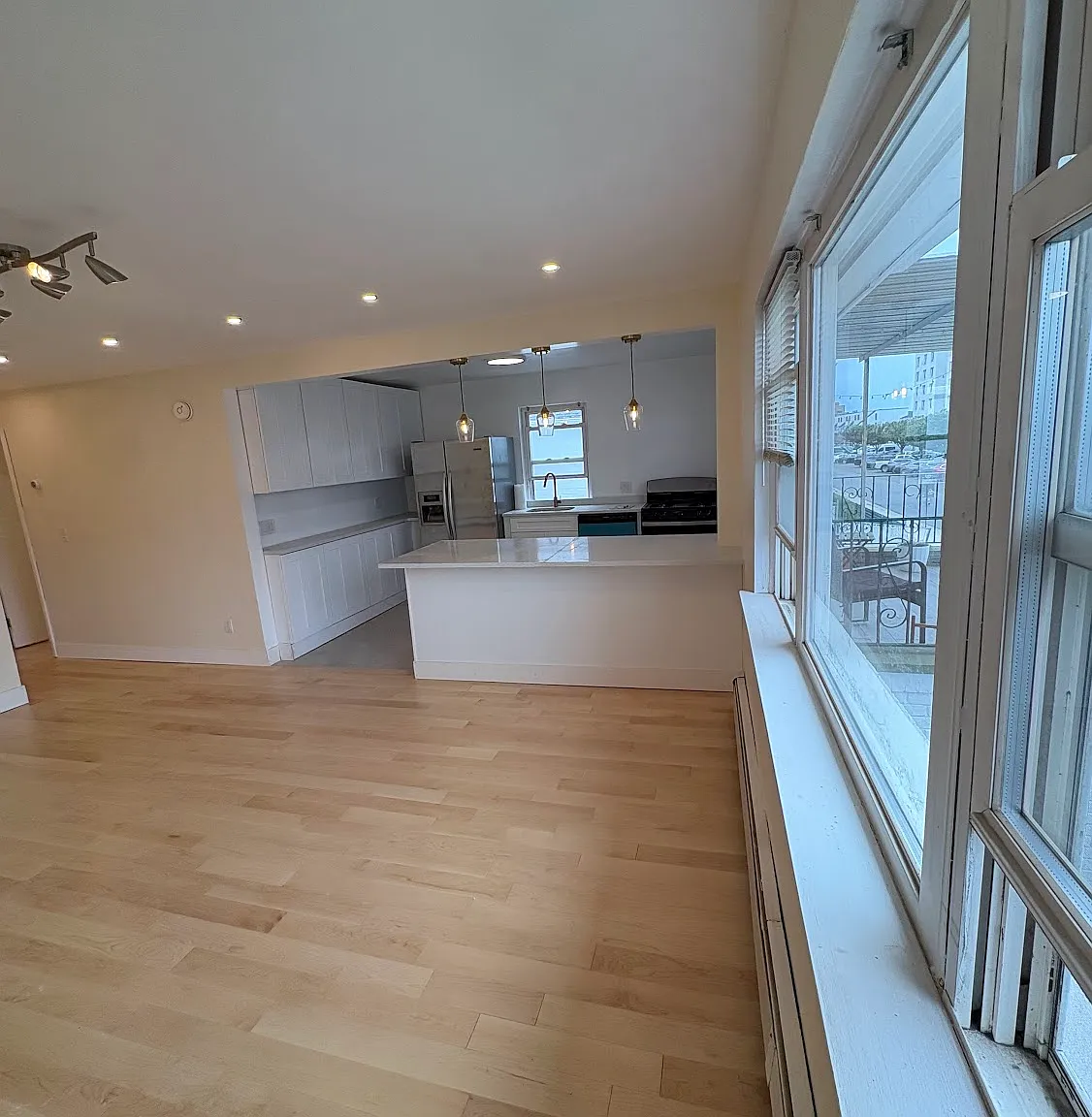 260 E Broadway — Photo 1
