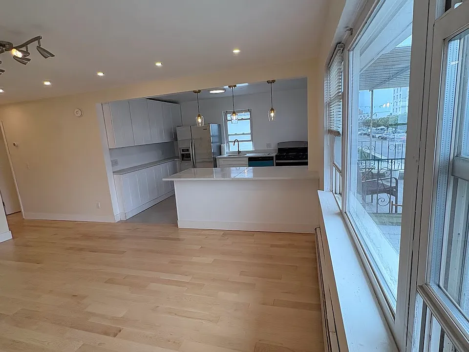 260 E Broadway #5