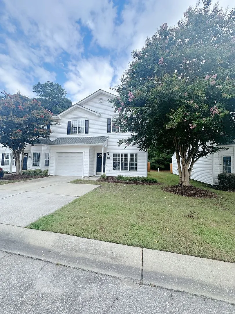Amazing 3 bedroom 2 1/2 townhome with a huge bonus room in Morrisville — Photo 2