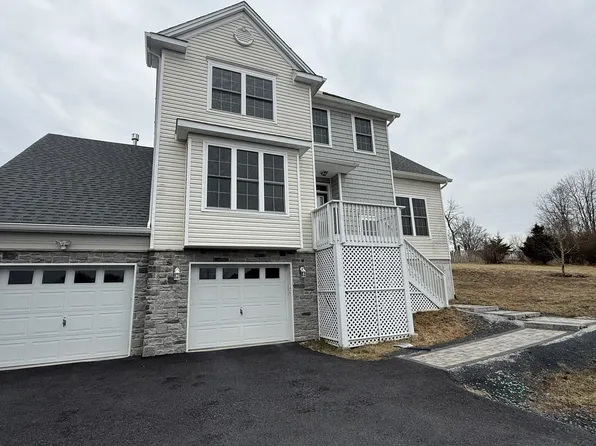 584 Westlake Dr, East Stroudsburg, PA 18302