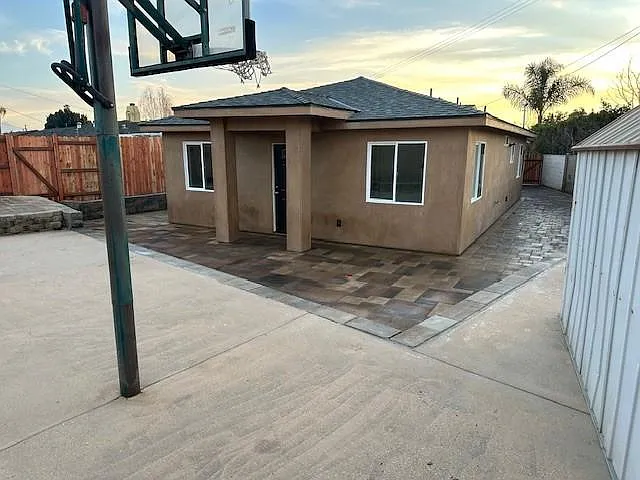 3 bed, 952 sqft, $3,200 — Photo 2