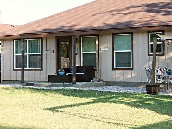 3rd image of 1000 E Pecan St