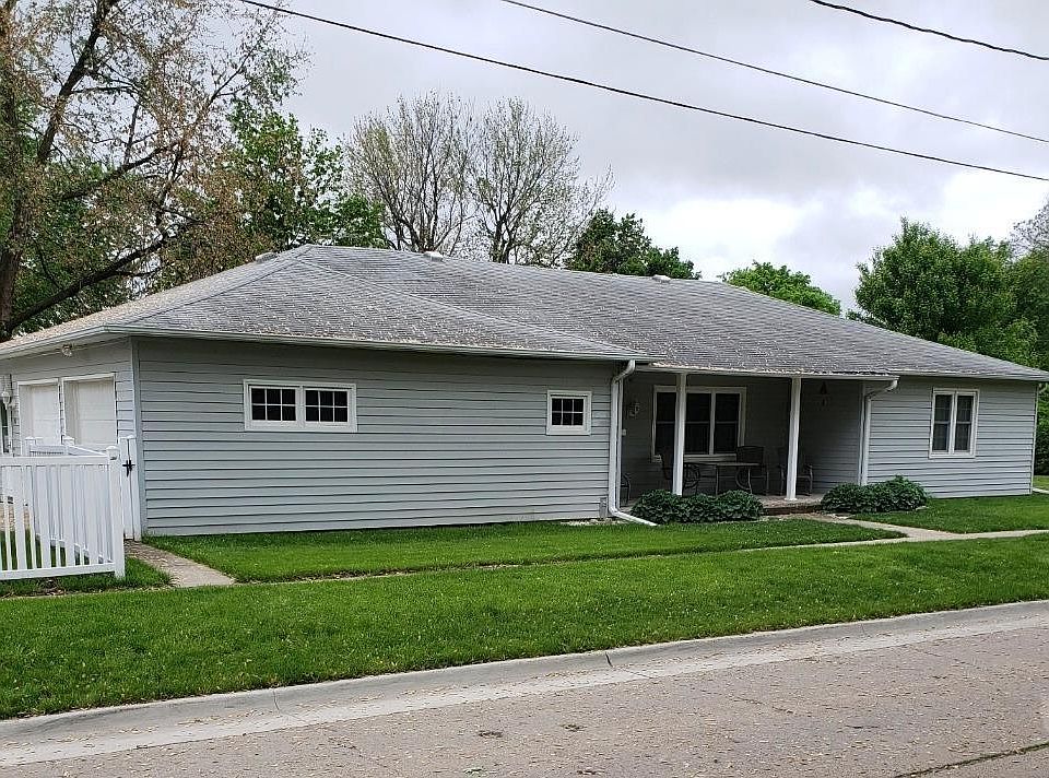 1st image of 902 9th Ave E
