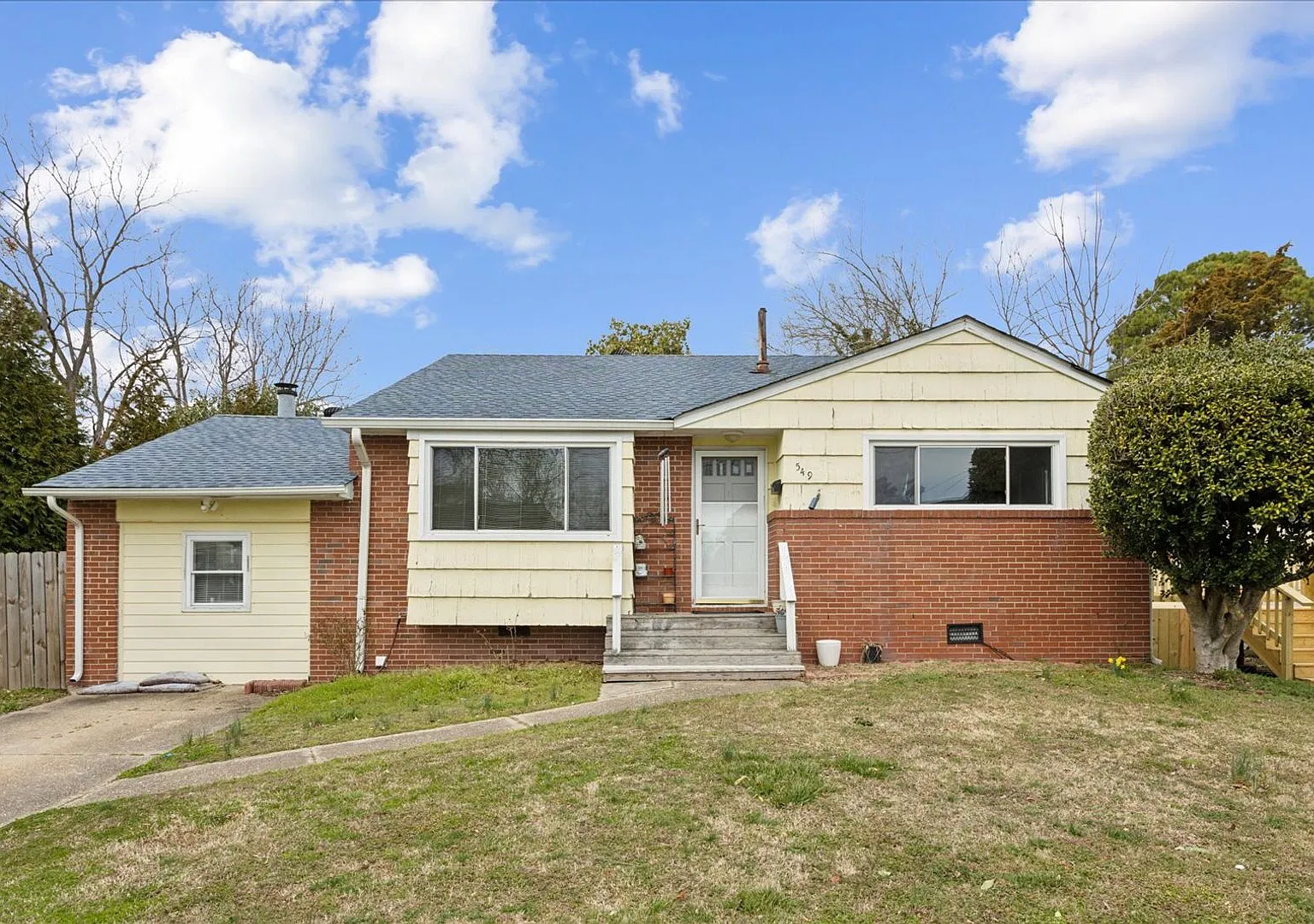 Beautiful tri-level detached home near Virginia Beach Town Center! — Photo 1