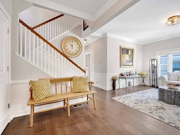 3rd image of 904 Elgin Ave
