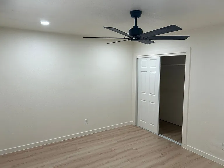 2405 E Dortha Ave — Photo 32