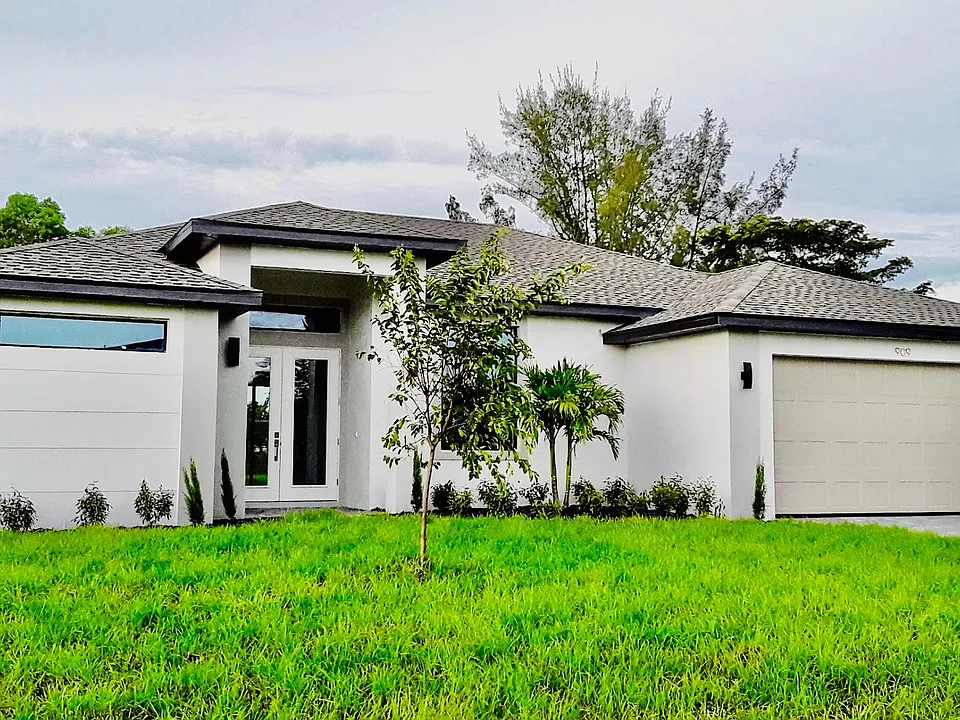 3243 NE 8th Pl