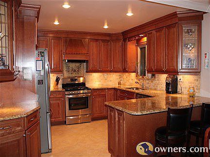 Newer Kitchen w/Granite Counters & SS App