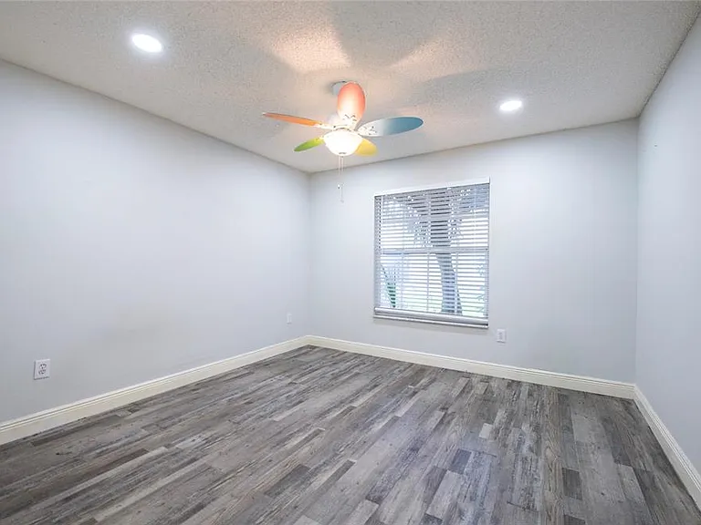 2390 Bentley Dr — Photo 30