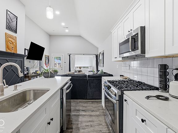 4th image of 1429 W 4th St