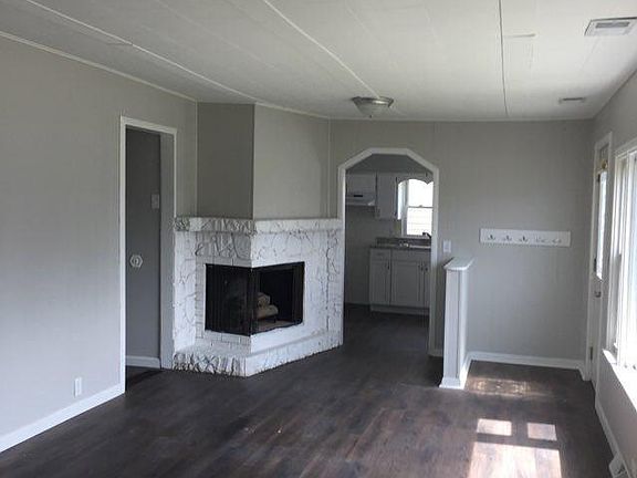 3rd image of 219 Franklin St