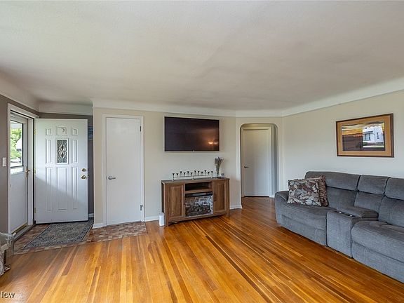 4th image of 3335 Klusner Ave