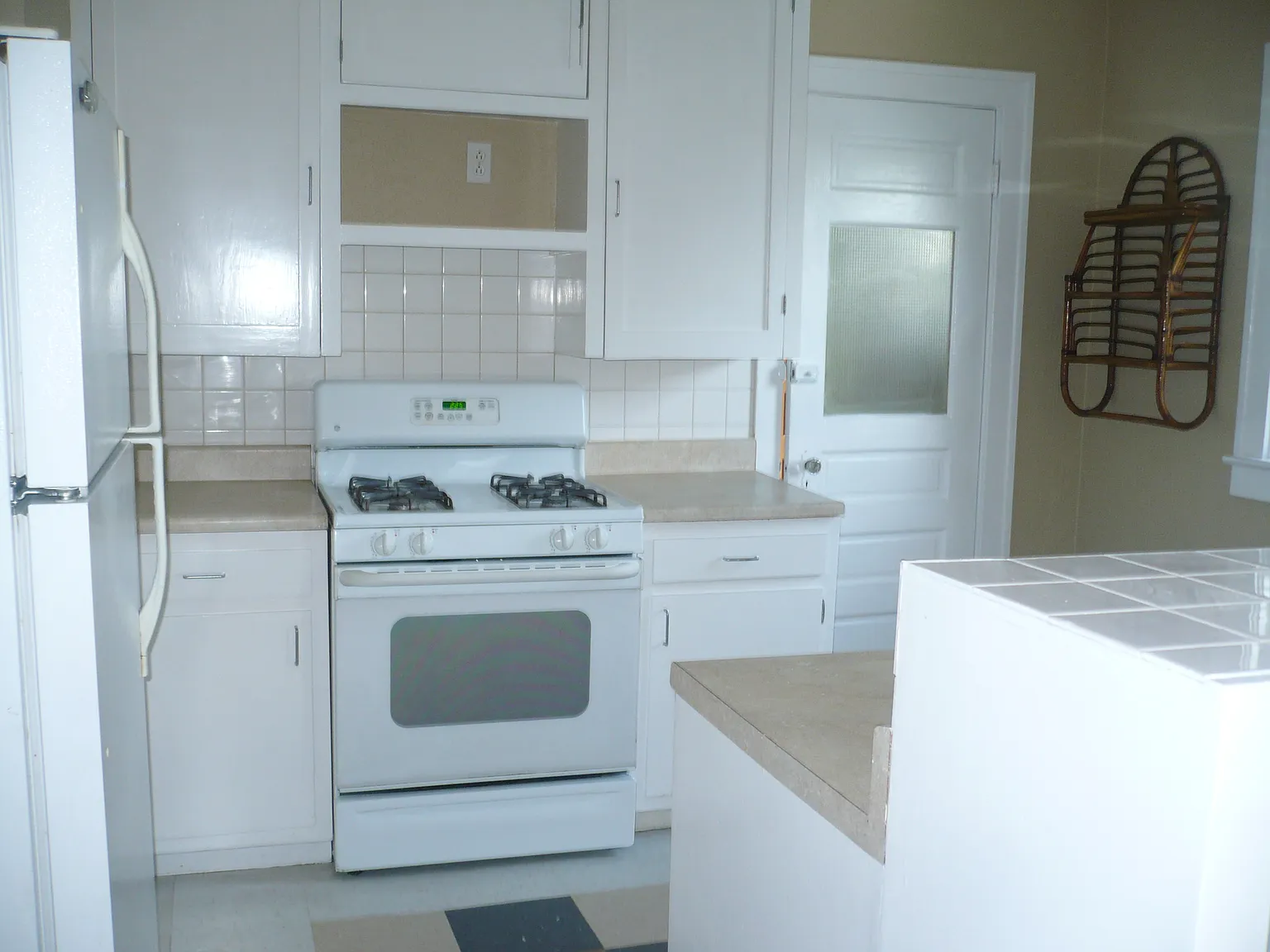 2 bed, 1000 sqft, $1,100 — Photo 3