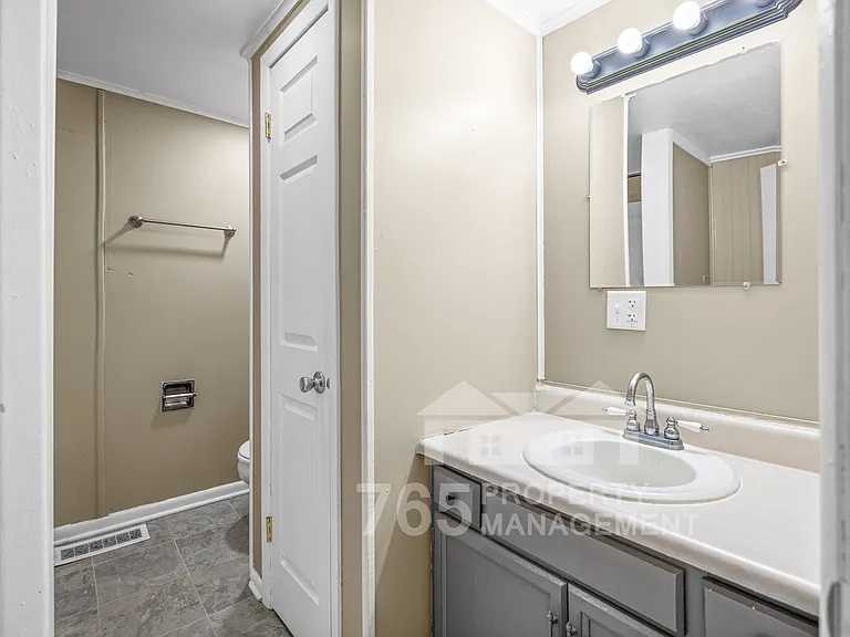 1706 Everett St — Photo 3