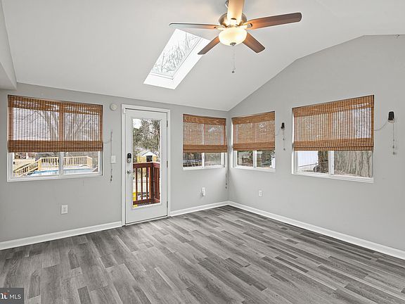 4th image of 714 Broadview Blvd N