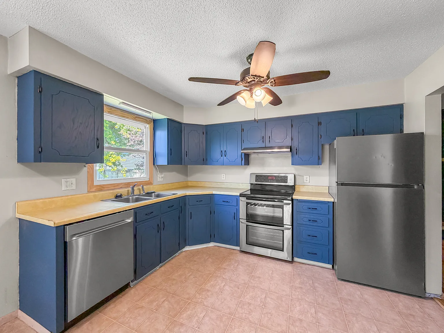 5 bed, 2869 sqft, $2,400 — Photo 3