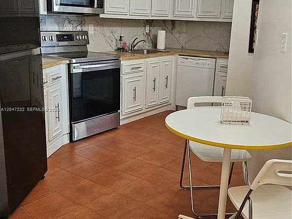 3rd image of 800 Parkview Dr APT 912