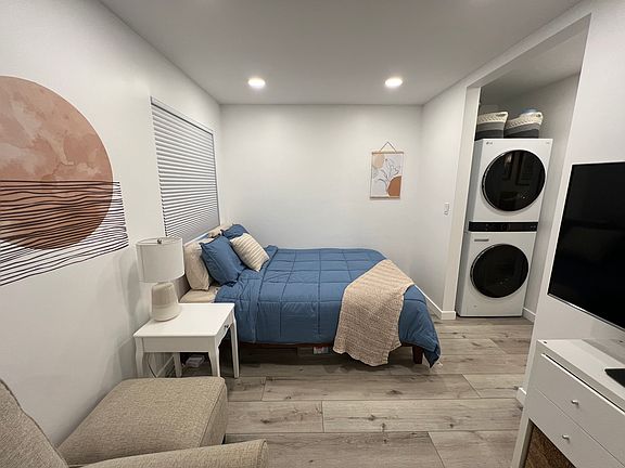 4th image of 2429 Meade Ave