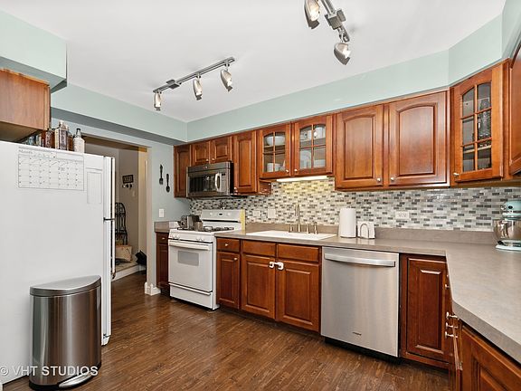 5th image of 15939 S Blackwater Ct
