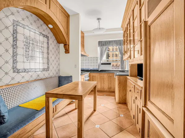 830 Park Avenue image 8 of 18