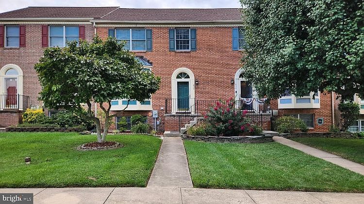 2nd image of 832 Albion Pl