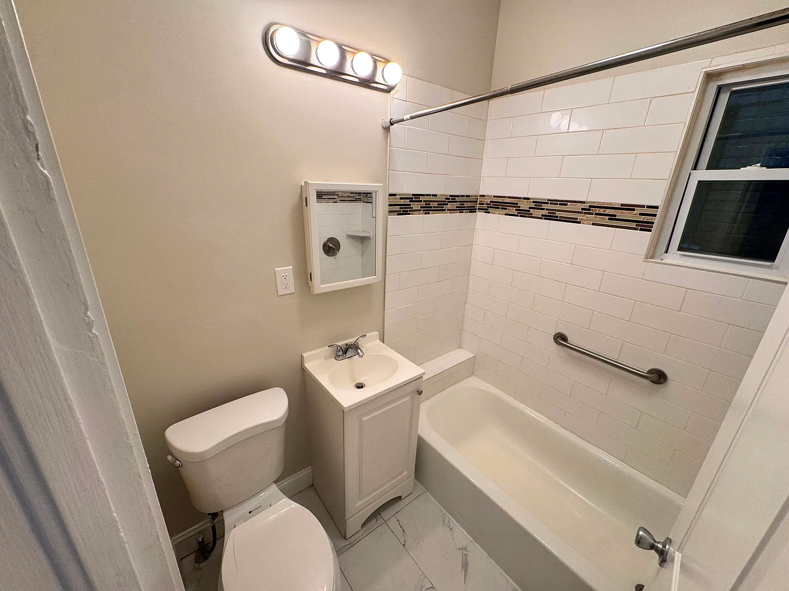 2 bed, 800 sqft, $2,100 — Photo 3