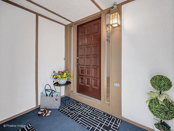 3rd image of 1039 Oakview Dr