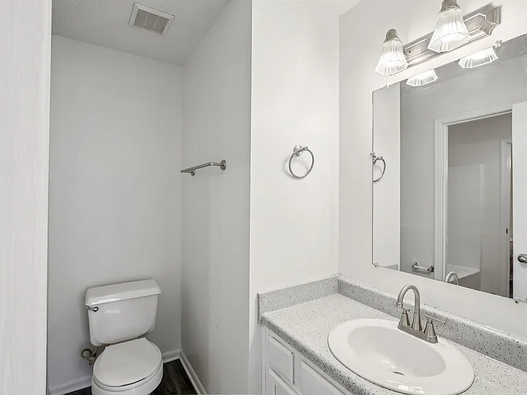 Spring Hill Plaza Apartments — Photo 7