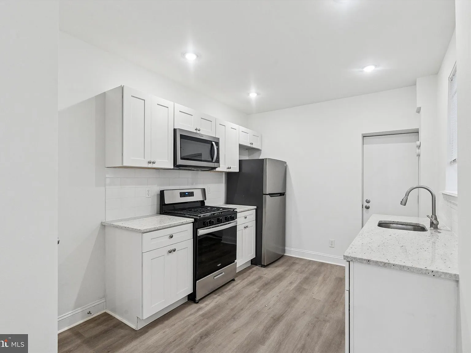 3 bed, 862 sqft, $1,700 — Photo 4