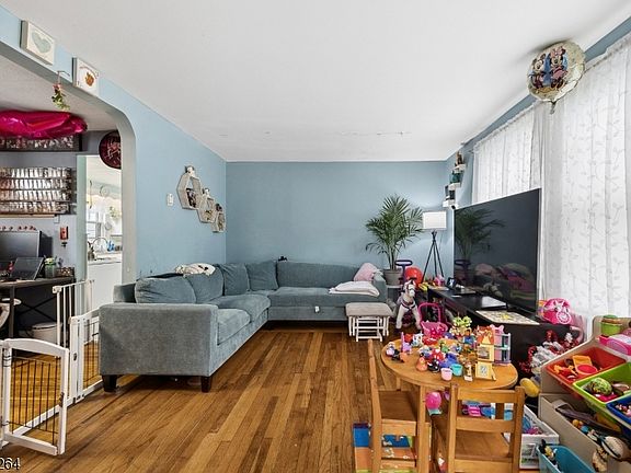 4th image of 86 Llewellyn Ave
