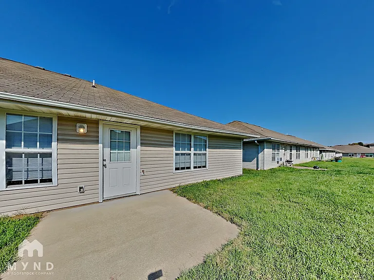 1130 S Clifton Ave — Photo 11