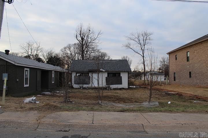 1st image of 214 N Elm St