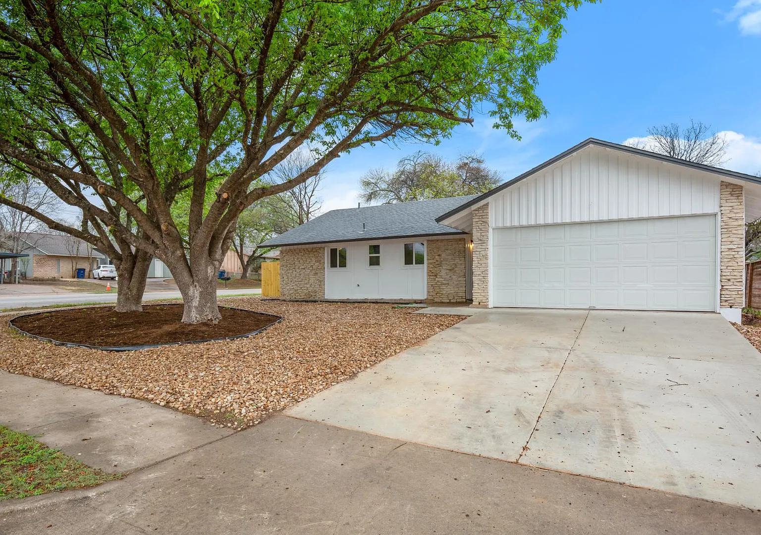2100 Deadwood Dr — Photo 1