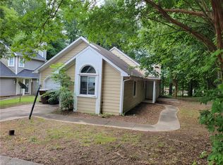 2 Pipers Glen Ct, Greensboro, NC 27406