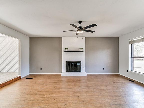 3rd image of 2420 Northwood Ln