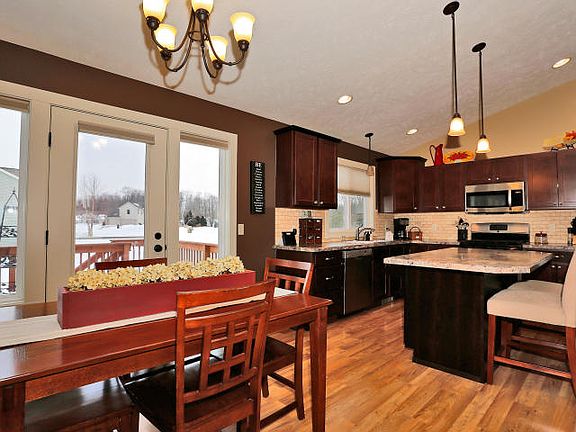 4th image of 12886 Sweetbriar Dr