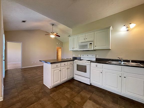 4th image of 339 Kirkcauldy Dr